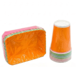 Set de Bandejas Rectangulares Neón y Vasos Plásticos Desechables x 12 unidades cada uno